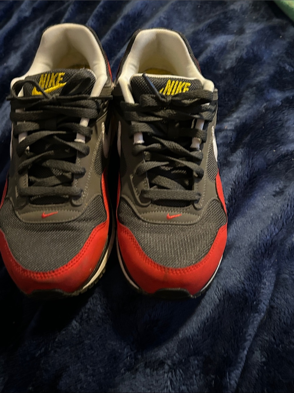 Nike Men’s Gray & Red Low-Top Sneakers - Picture 6 of 6
